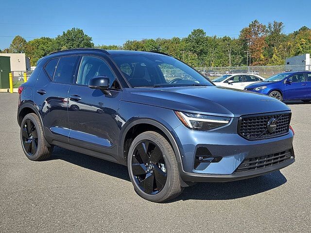 2026 VOLVO XC40