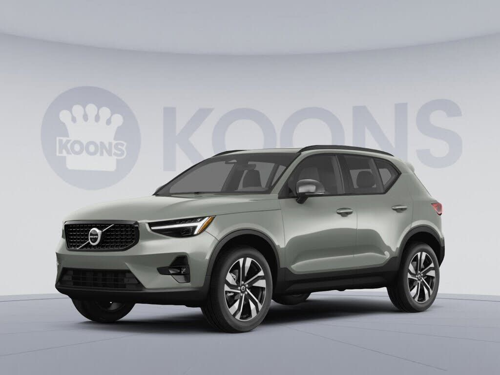 2025 VOLVO XC40