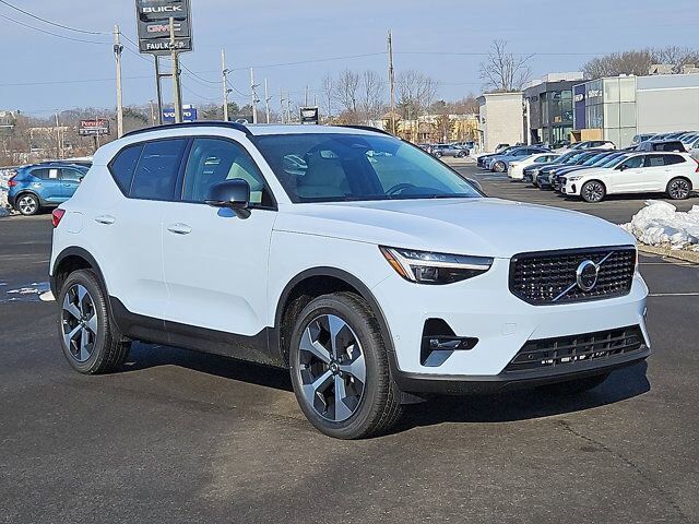 2026 VOLVO XC40