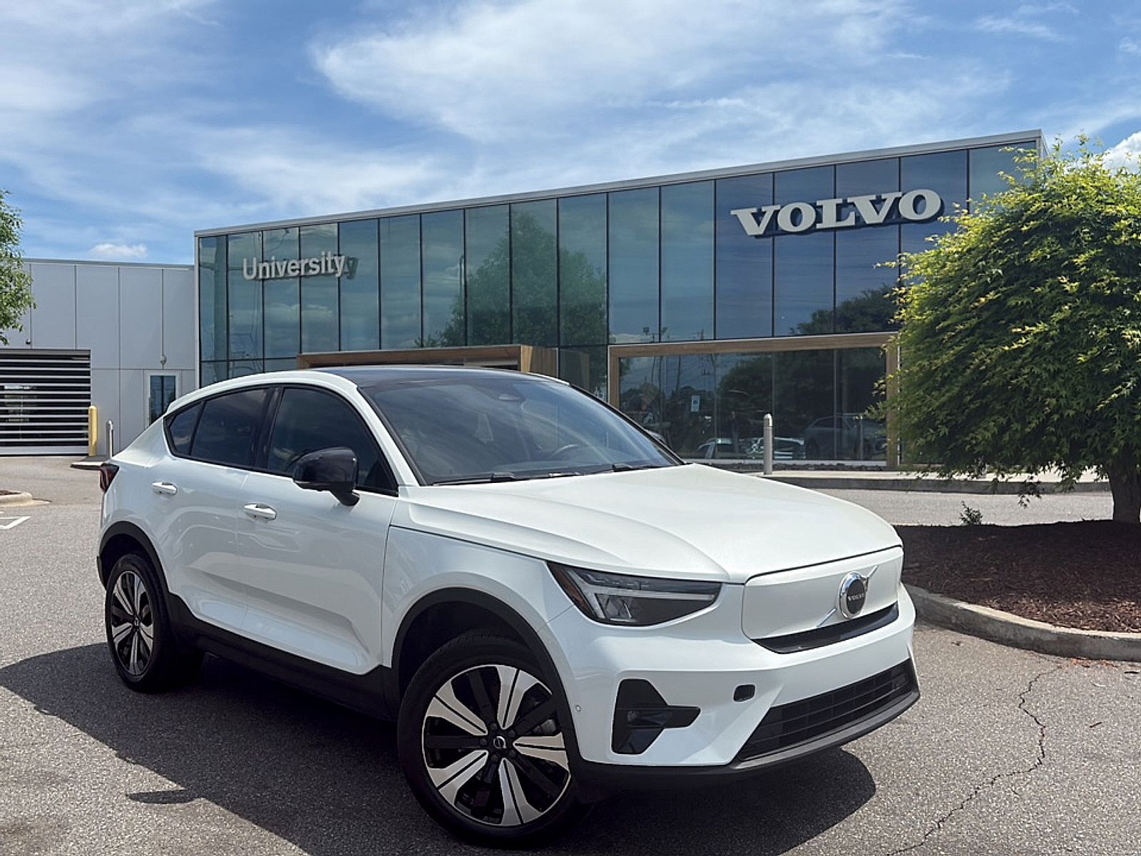 2023 VOLVO C40