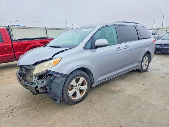 2011 TOYOTA Sienna