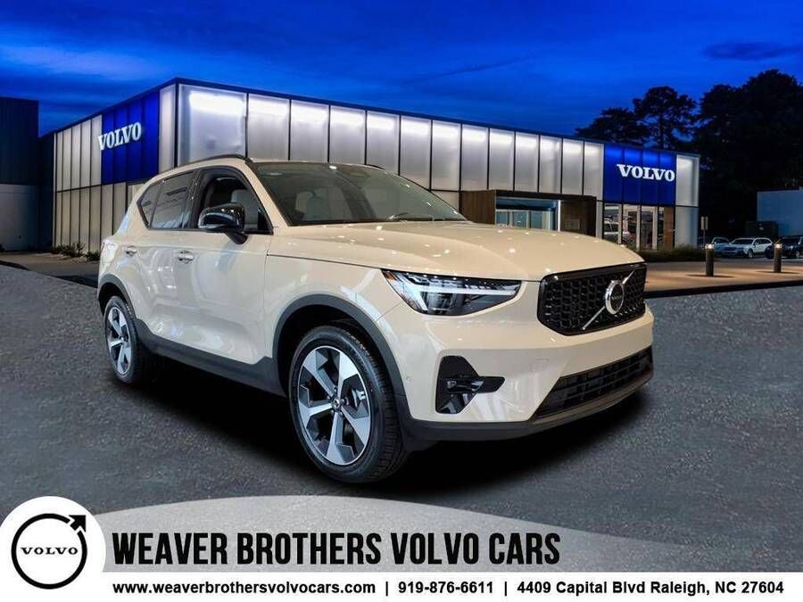 2026 VOLVO XC40