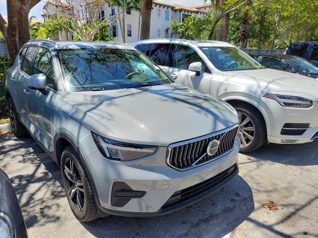 2025 VOLVO XC40