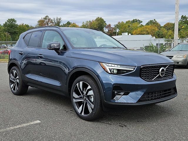 2026 VOLVO XC40