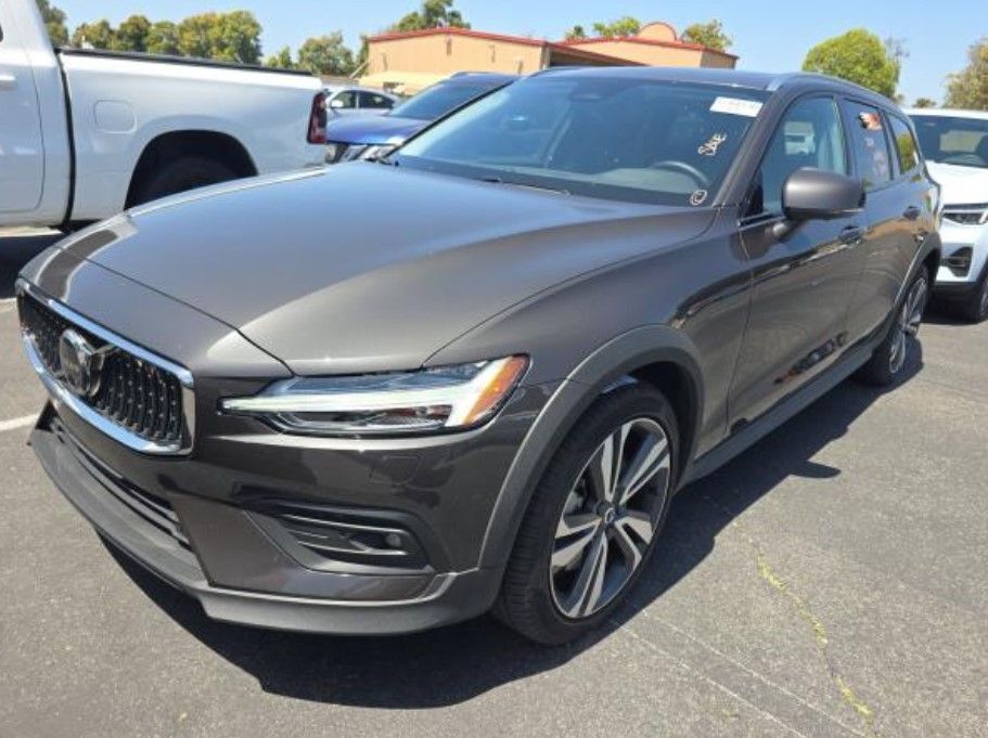 2025 VOLVO V60CC