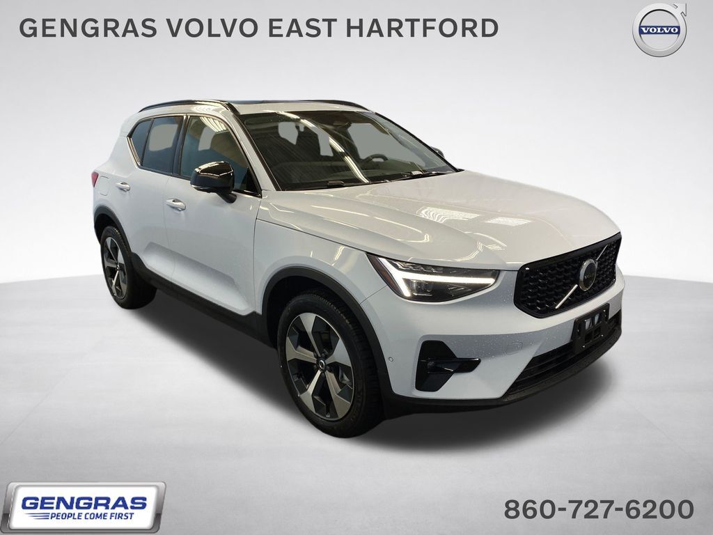 2026 VOLVO XC40