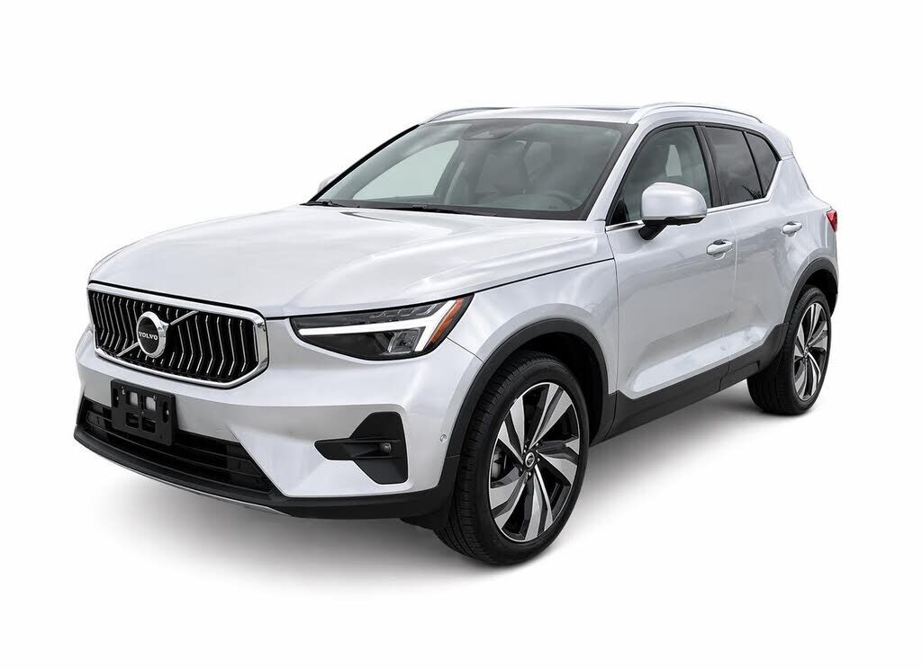 2023 VOLVO XC40