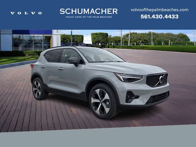 2026 VOLVO XC40