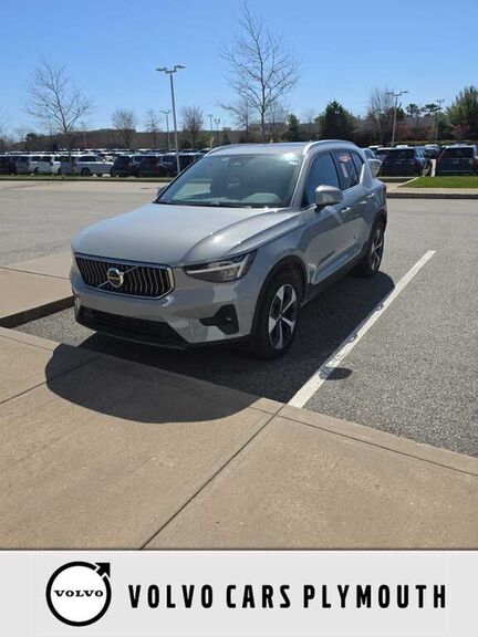 2025 VOLVO XC40
