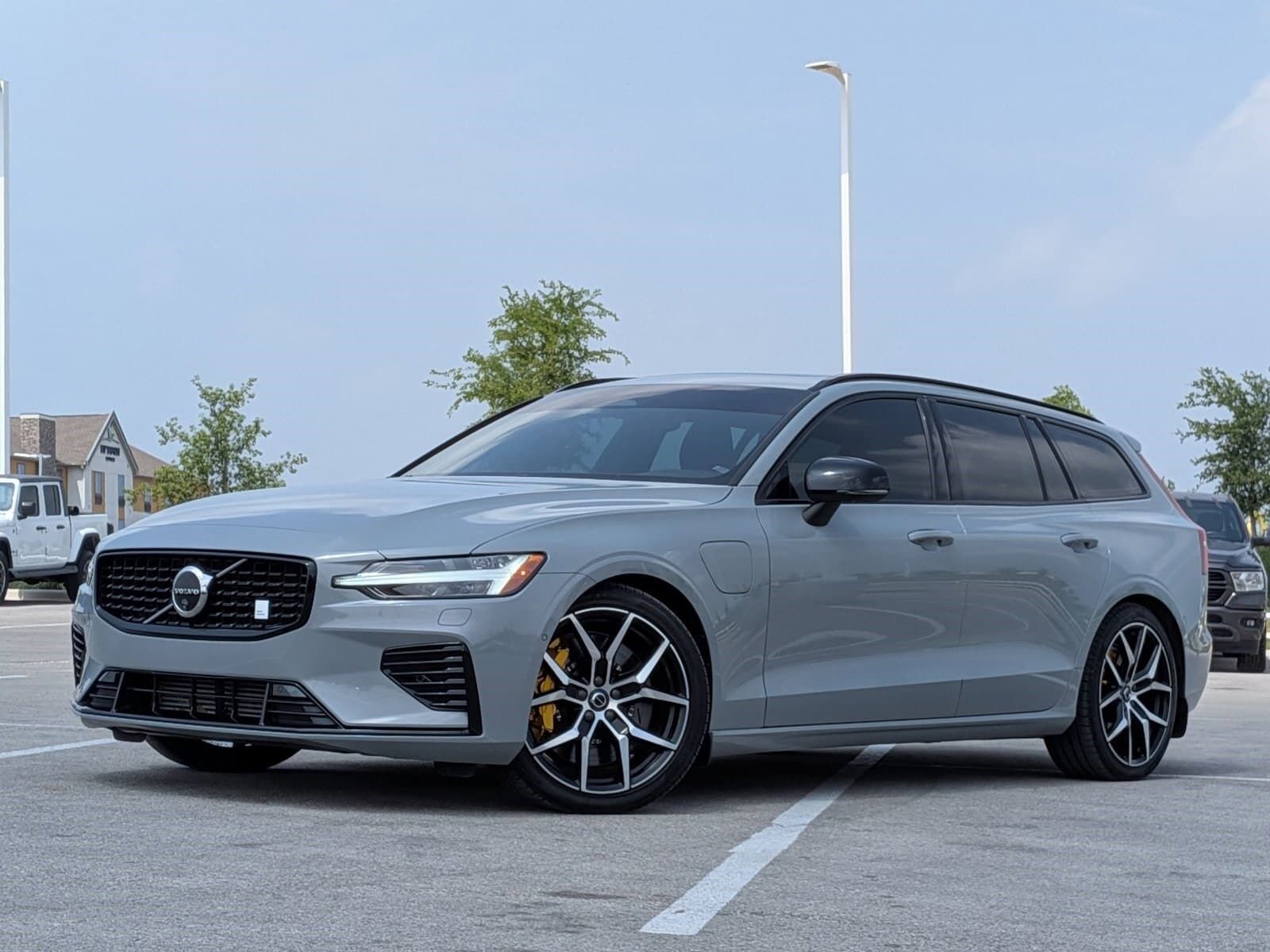 2025 VOLVO V60