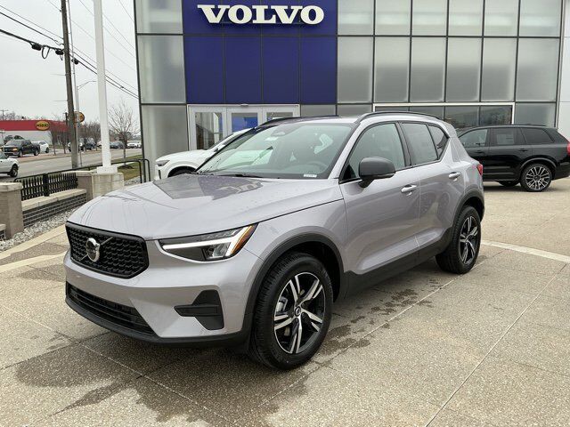 2026 VOLVO XC40