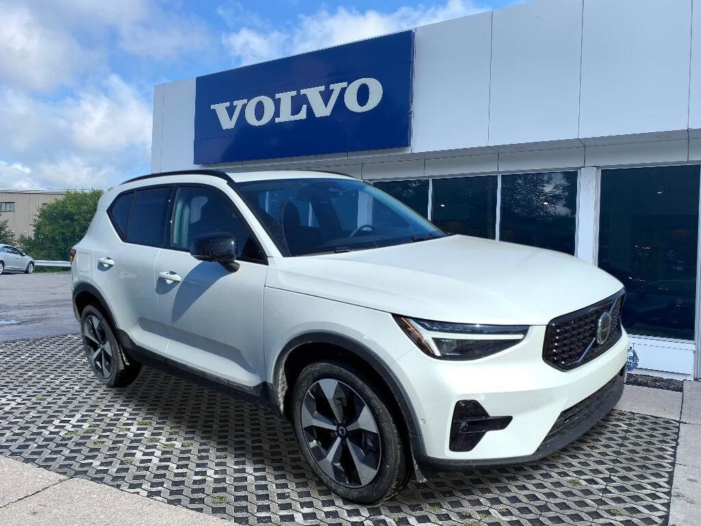 2026 VOLVO XC40