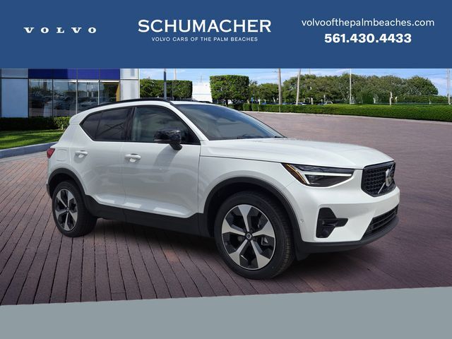 2026 VOLVO XC40