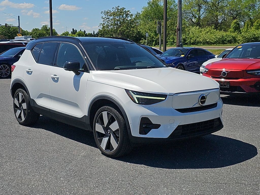 2023 VOLVO XC40