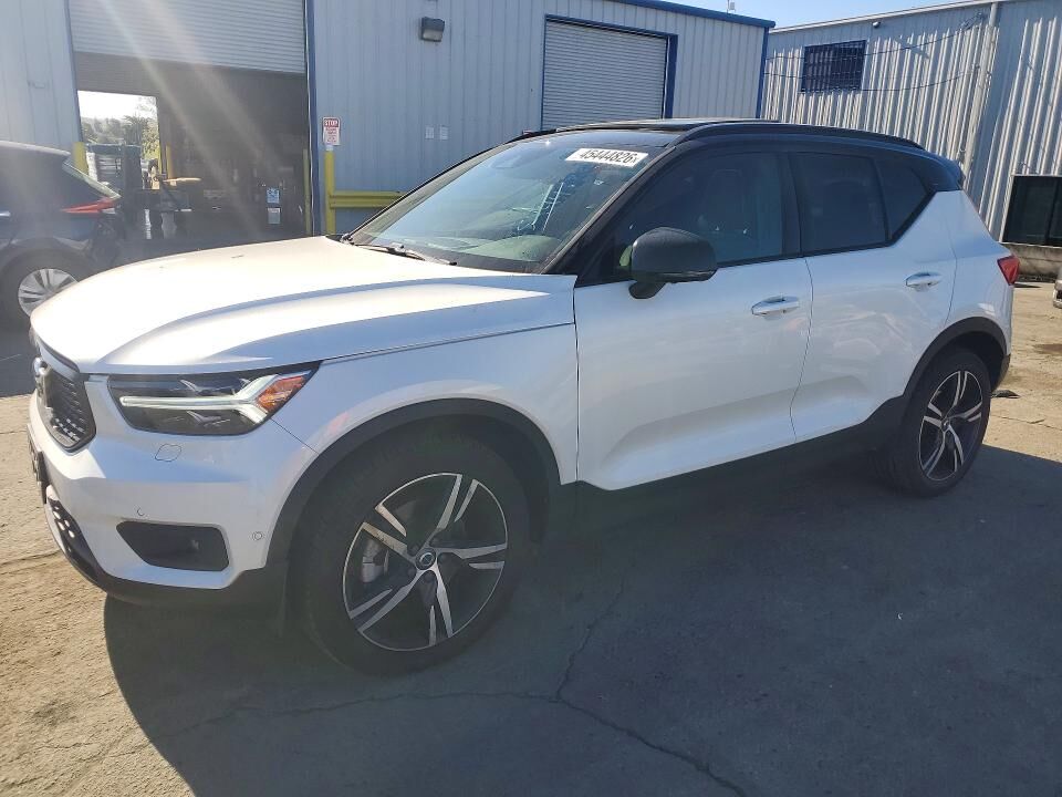 2021 VOLVO XC40