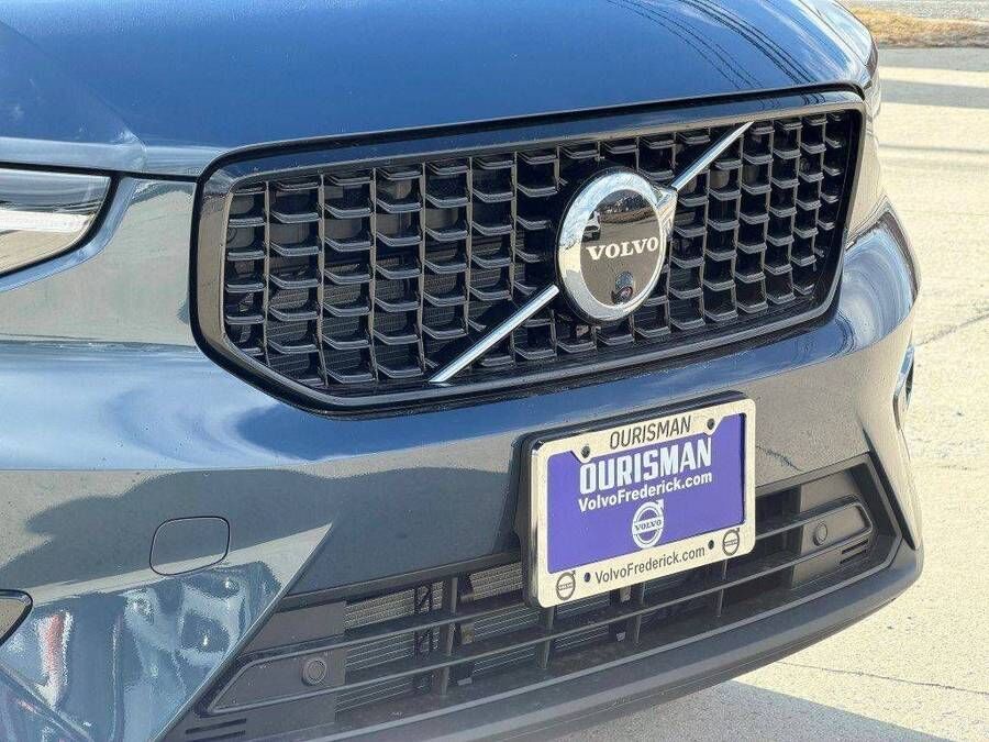 2026 VOLVO XC40