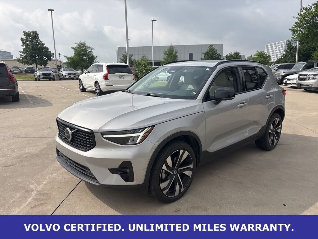 2023 VOLVO XC40