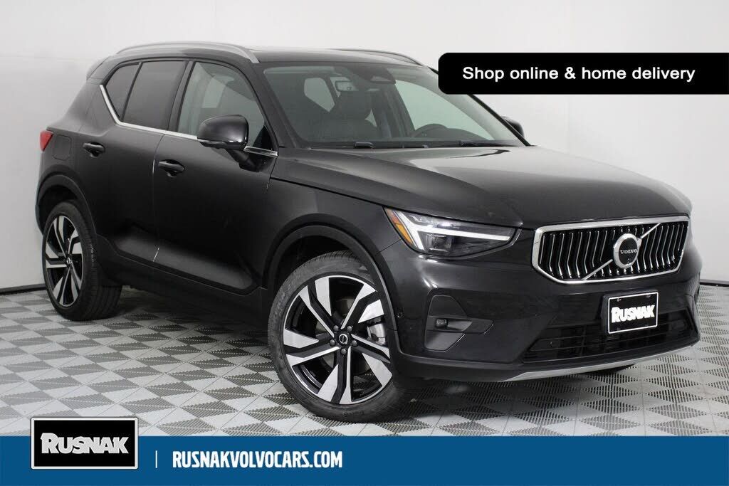 2023 VOLVO XC40
