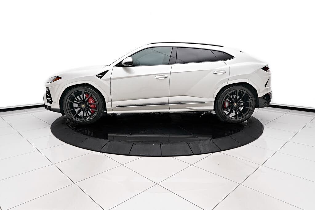 2022 LAMBORGHINI URUS
