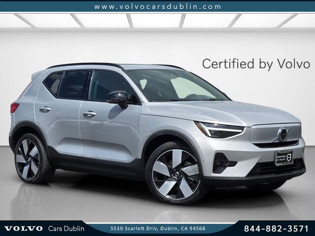 2023 VOLVO XC40