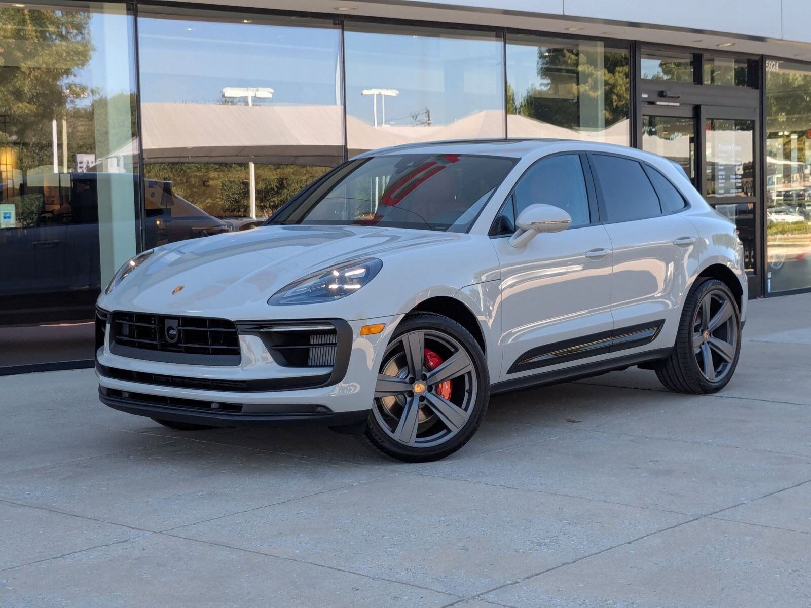 2026 PORSCHE Macan
