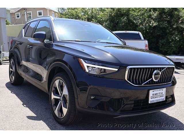 2025 VOLVO XC40