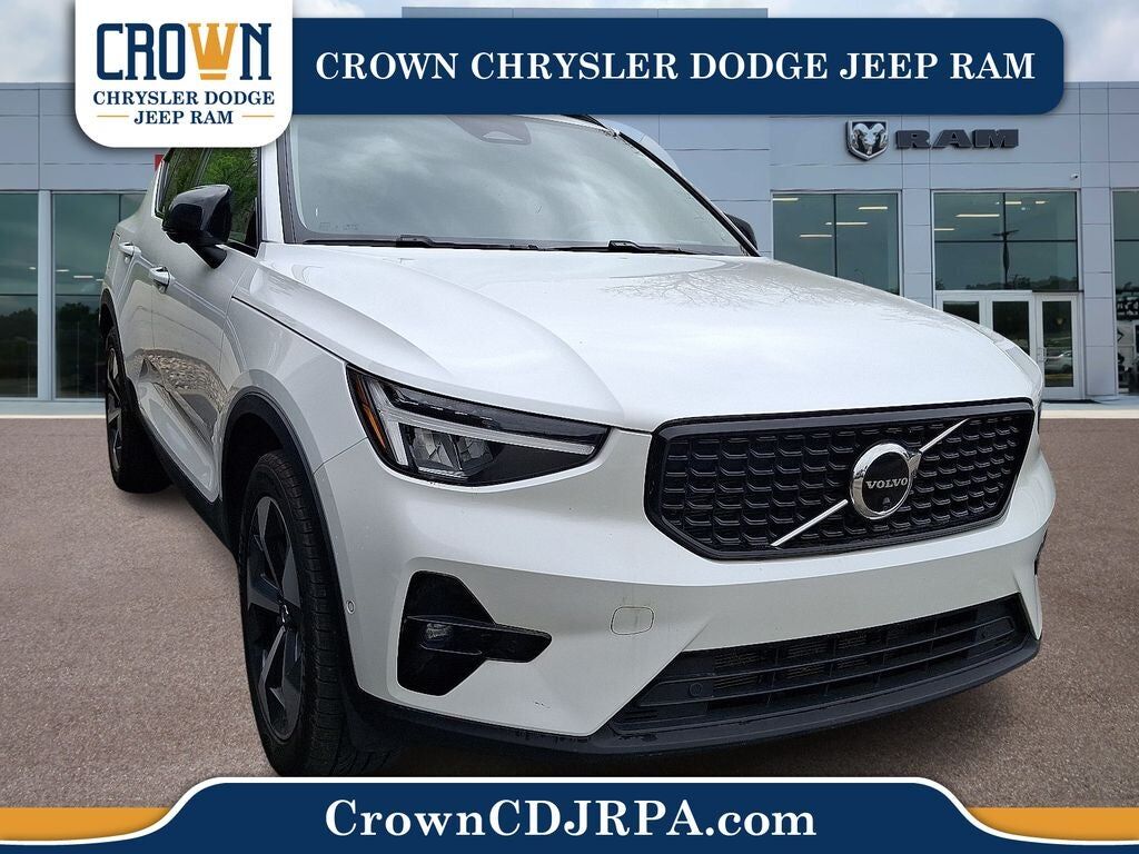 2023 VOLVO XC40