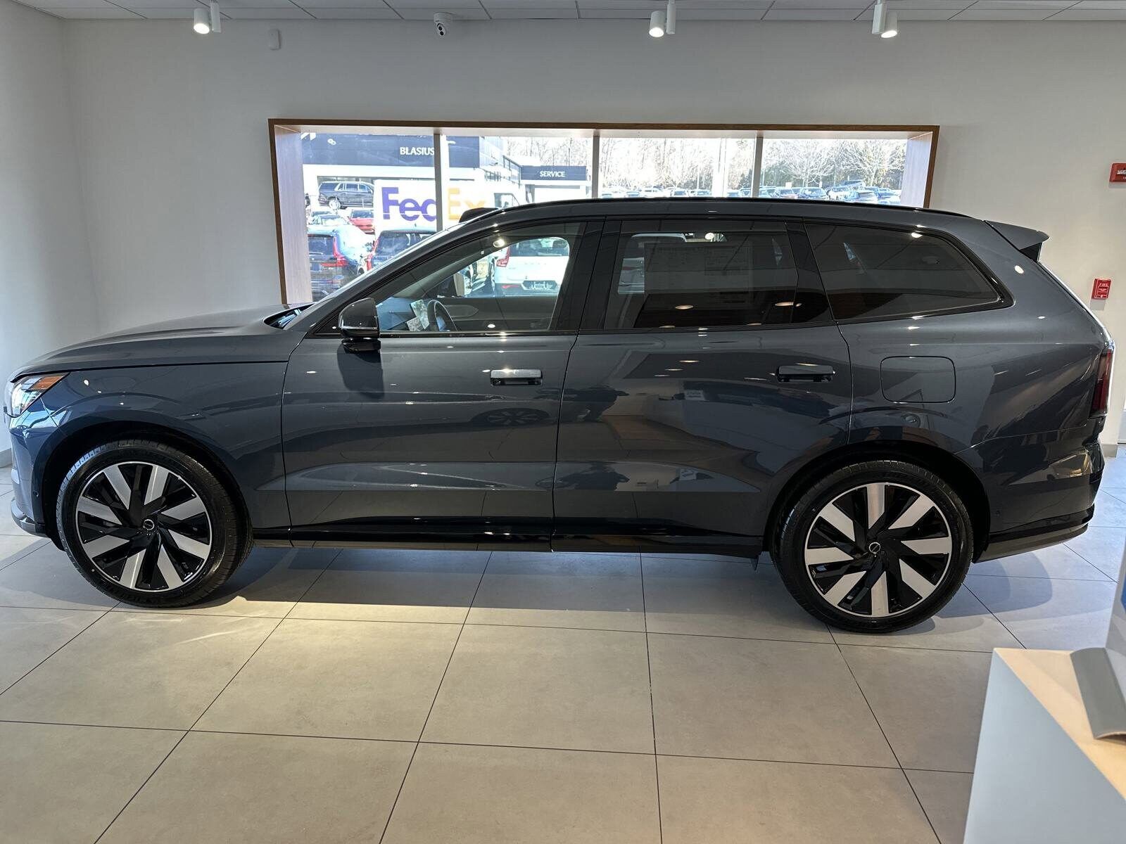 2025 VOLVO EX90