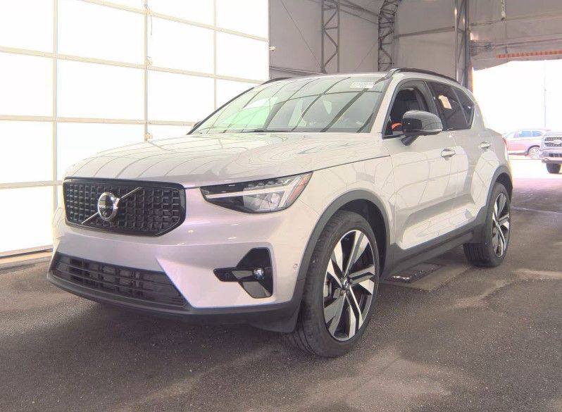 2025 VOLVO XC40