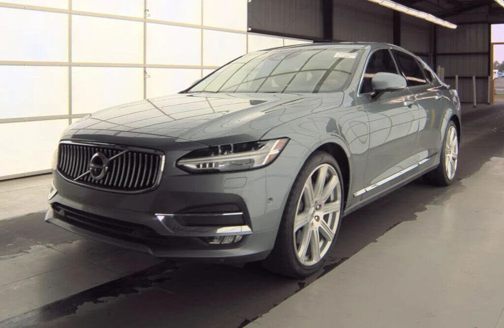 2017 VOLVO S90