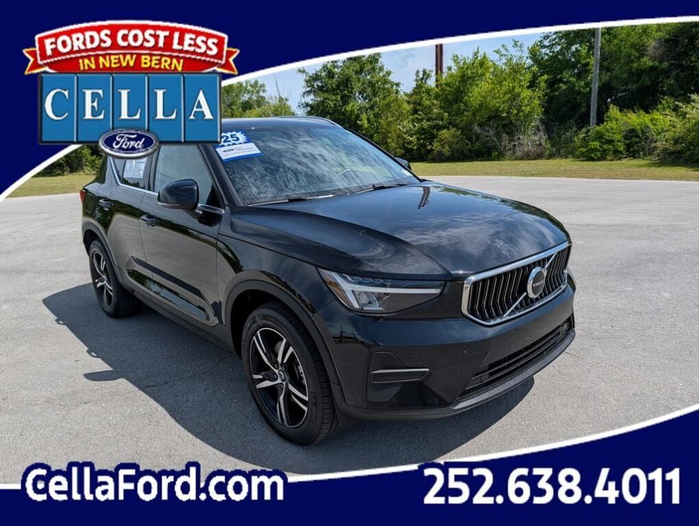 2025 VOLVO XC40