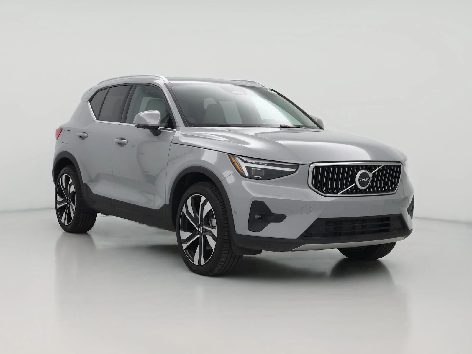 2025 VOLVO XC40