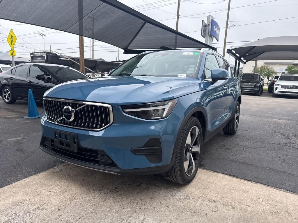 2025 VOLVO XC40