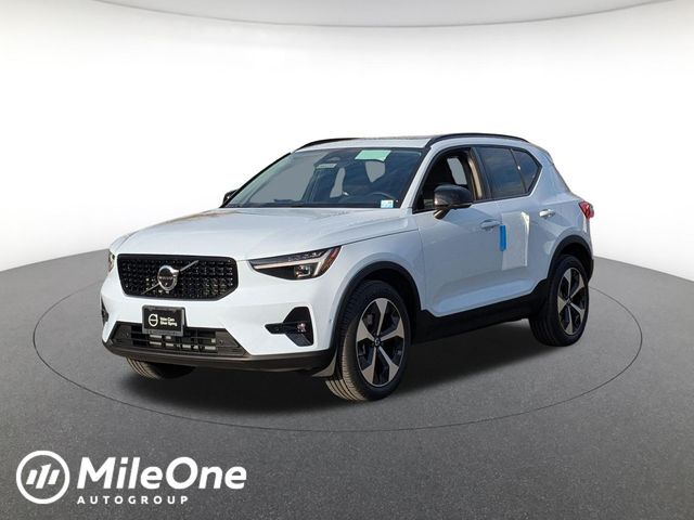 2026 VOLVO XC40