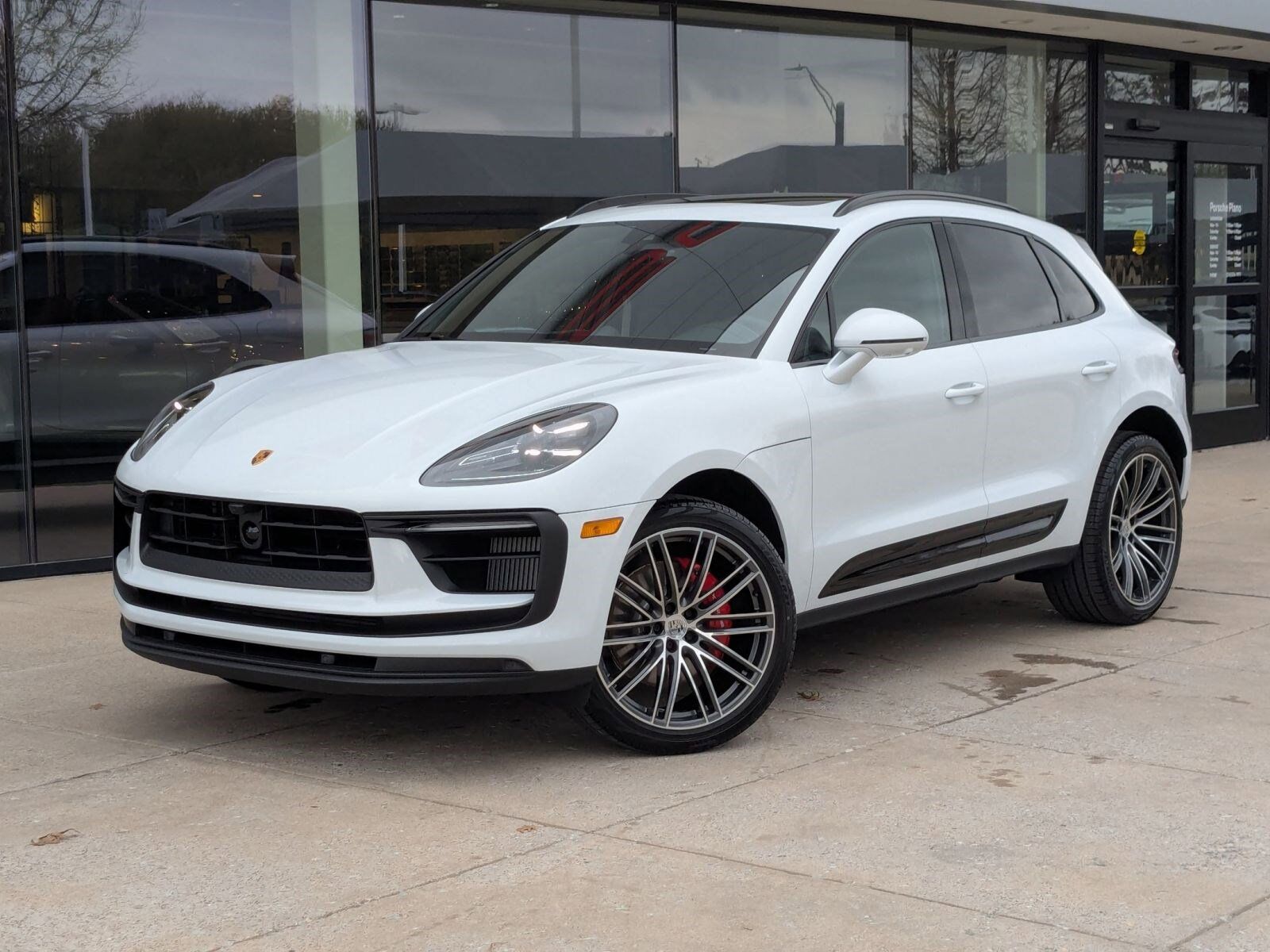 2026 PORSCHE Macan