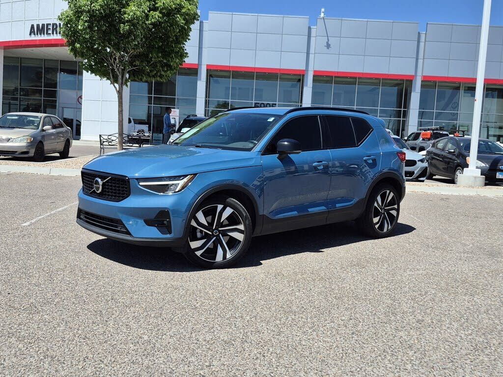 2023 VOLVO XC40