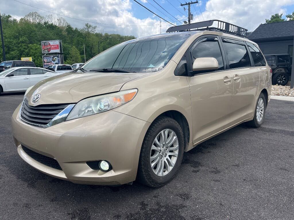 2011 TOYOTA Sienna