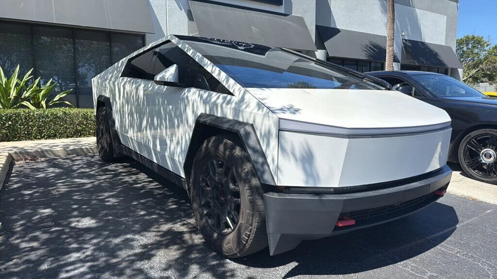 2024 TESLA Cybertruck