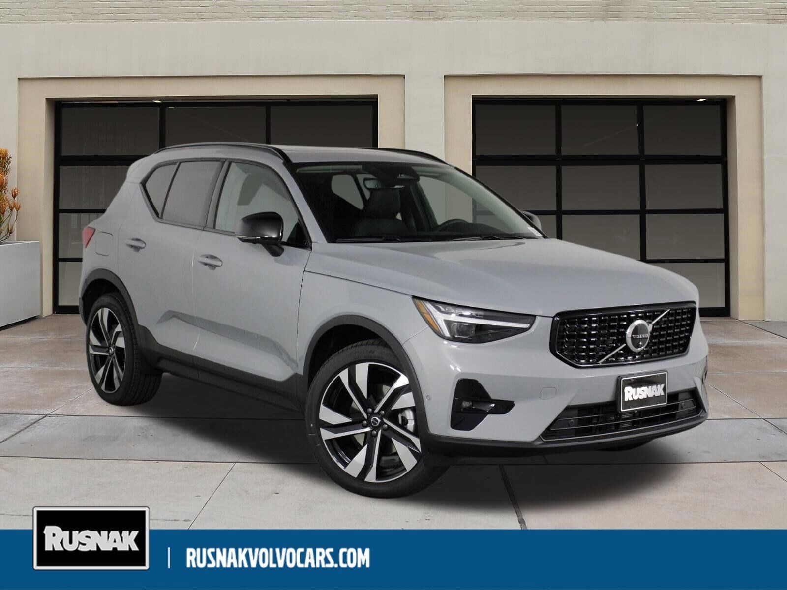 2026 VOLVO XC40