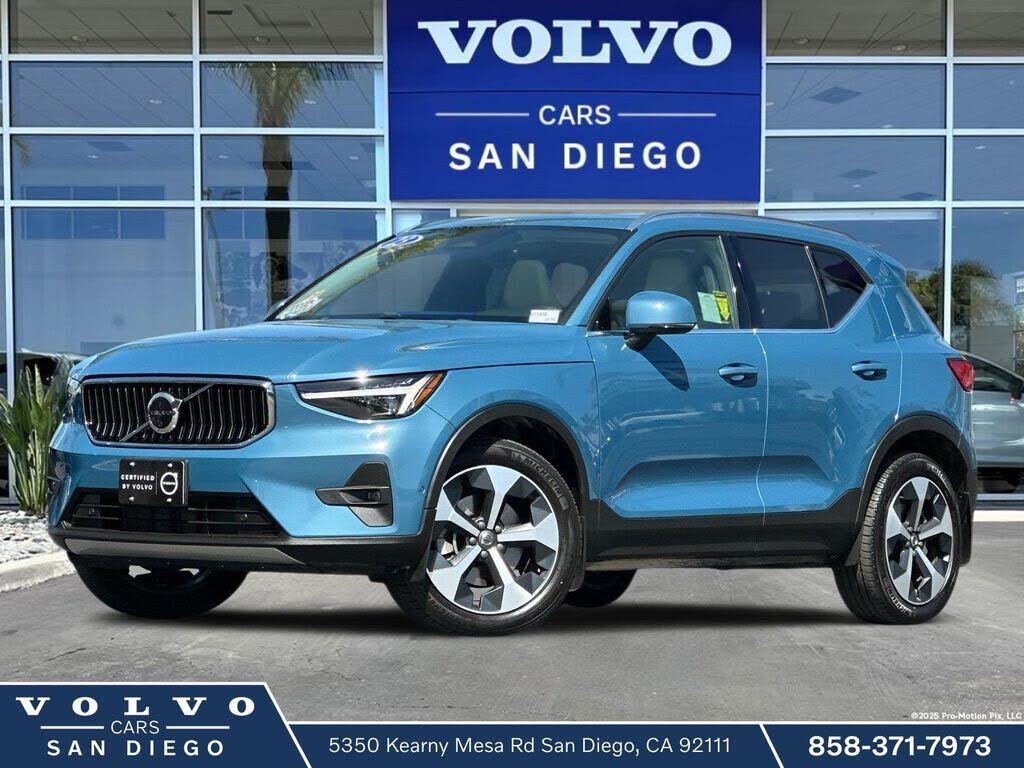 2023 VOLVO XC40