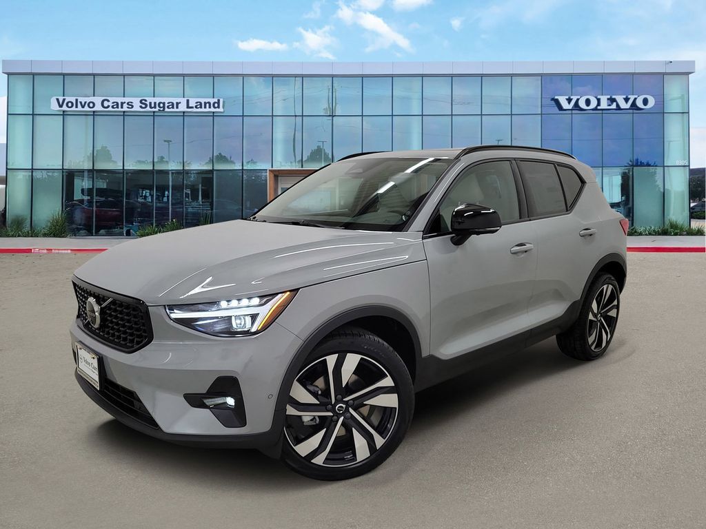2026 VOLVO XC40