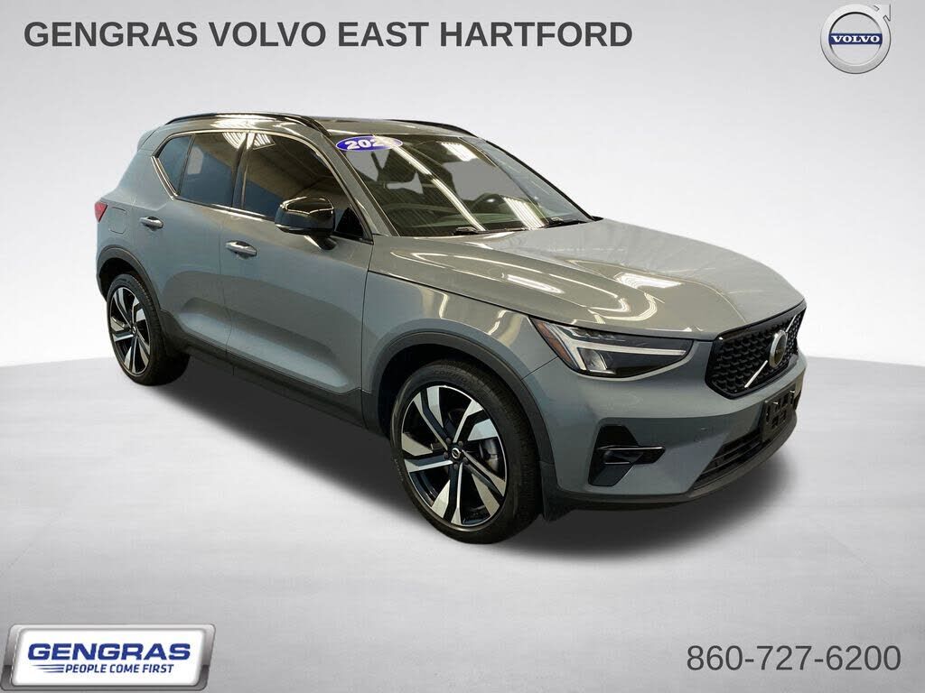 2023 VOLVO XC40