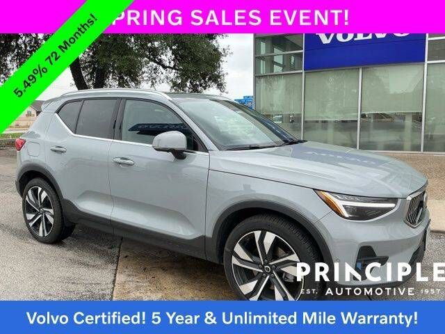2025 VOLVO XC40