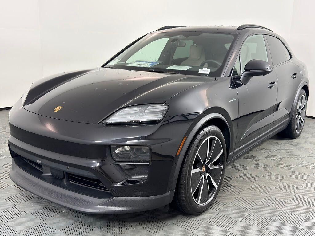 2025 PORSCHE Macan