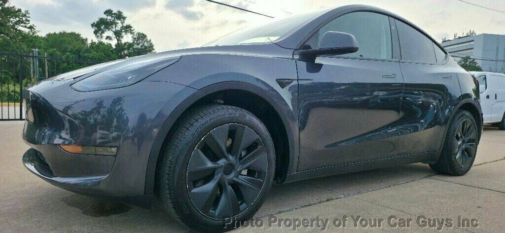 2025 TESLA Model Y