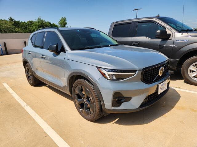 2023 VOLVO XC40