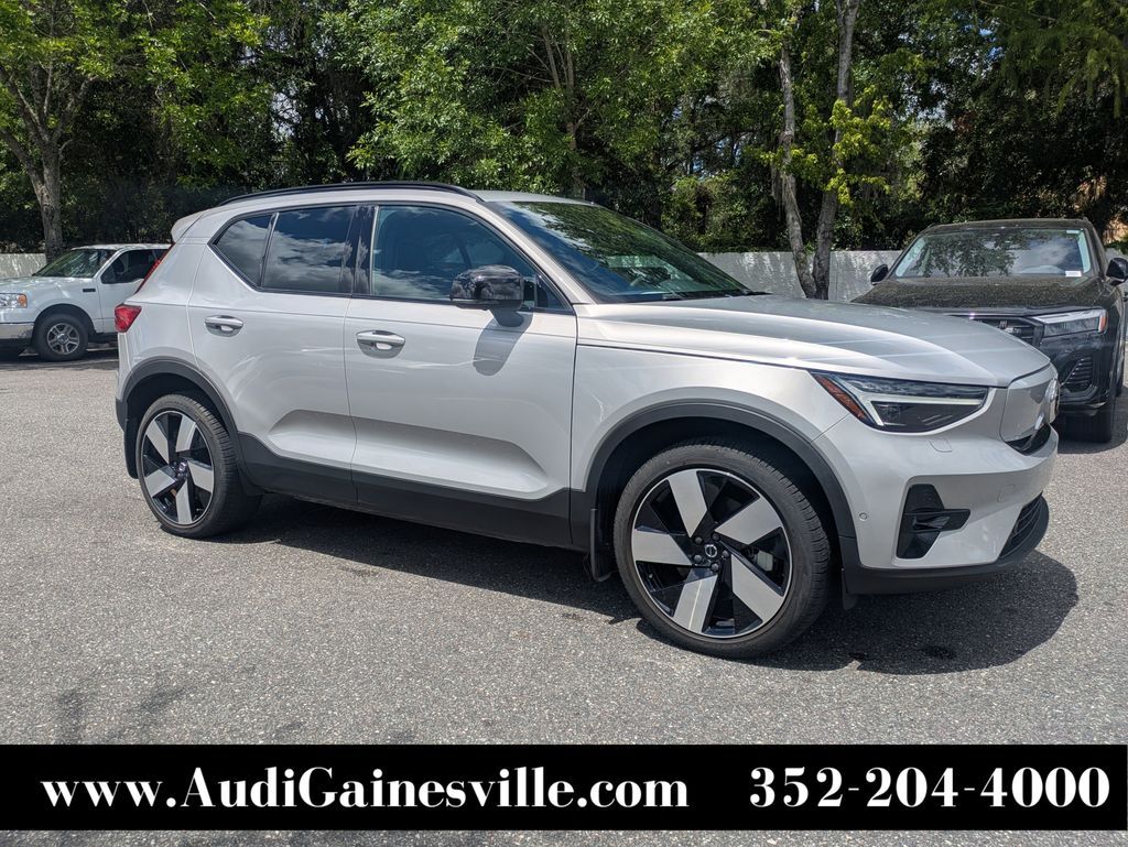 2023 VOLVO XC40