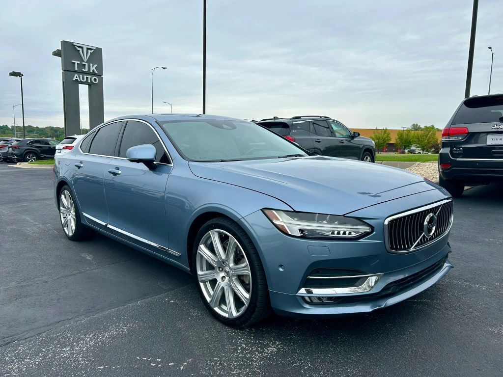 2017 VOLVO S90