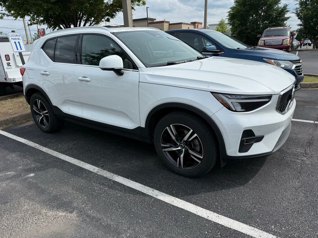 2023 VOLVO XC40