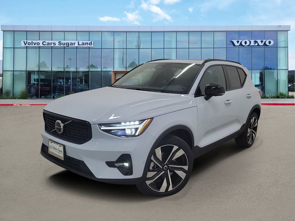 2026 VOLVO XC40